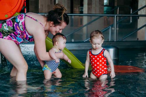 Dwie małe dziewczynki na basenie w Hotelu Białowieski w Białowieży